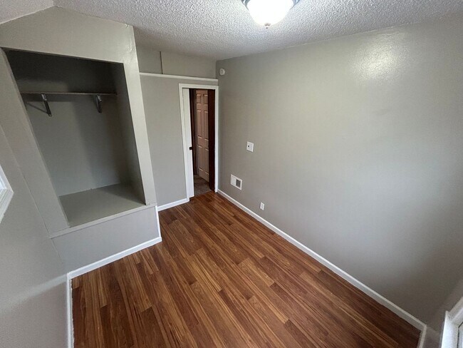 Building Photo - Charming 3-bed, 1-bathroom house located in North End Toledo, OH.