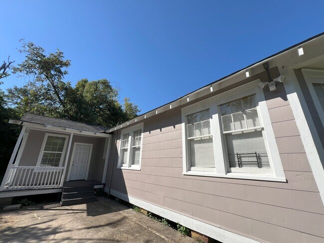 Building Photo - Charming 3-Bedroom Home Near Baton Rouge General Hospital!