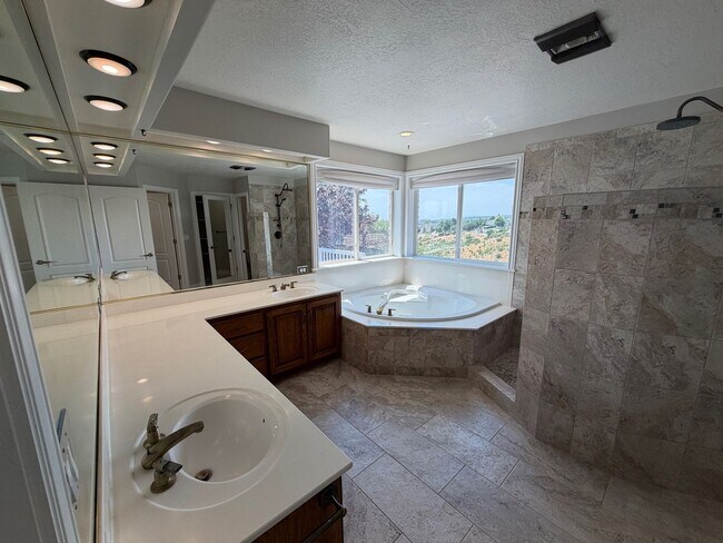 Building Photo - Spacious 4 Bed, 5 Bath Home with 3-Car Garage in Layton!