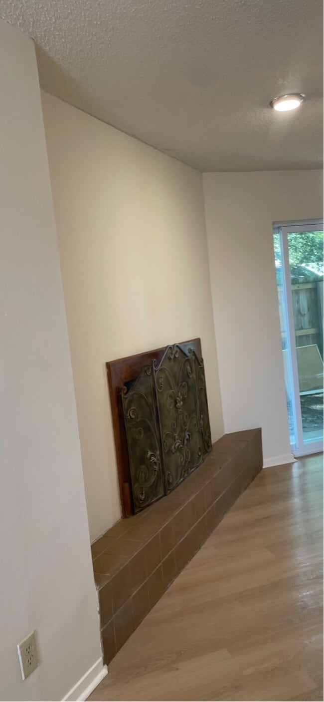 Building Photo - 401 Shadow Oaks Dr