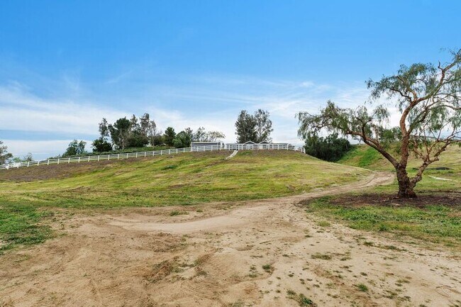 Building Photo - 40589 Los Amantes Rd