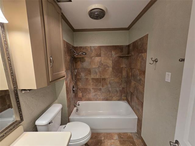 Building Photo - 2822 Oak Forest Dr