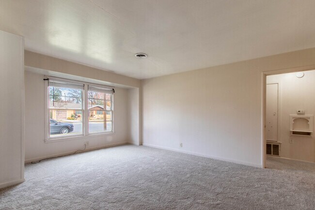 Building Photo - 809 Crescent St