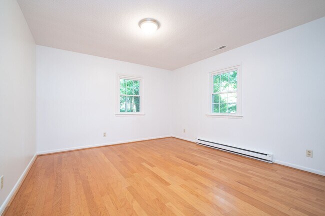 Building Photo - Sweet 3-Bedroom 2-Bathroom Home Less Than ...