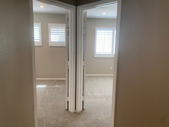 Building Photo - SHOWS LIKE A MODEL- IMMEDIATE MOVE-IN!!!