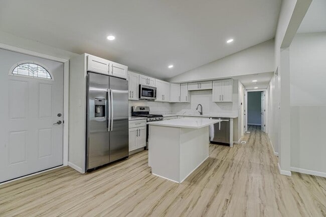 Building Photo - 835 Niagara Ln N