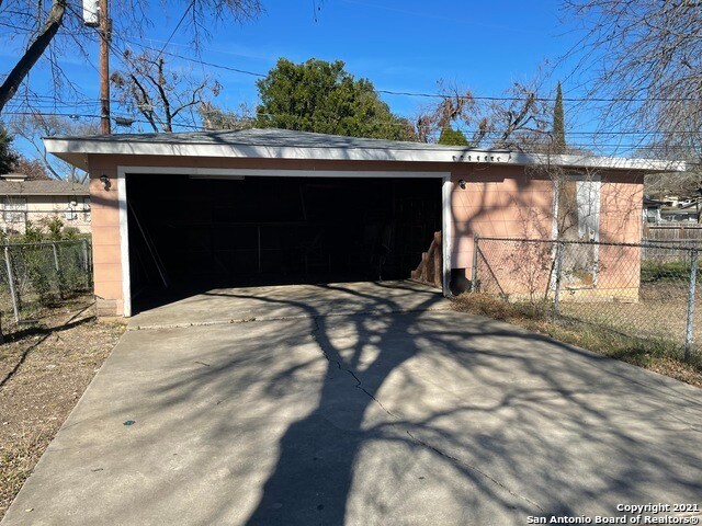 Building Photo - 211 Sunnyland Dr