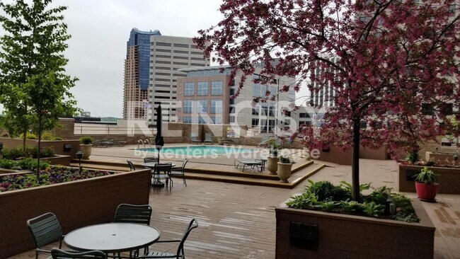 Building Photo - Available now - downtown Saint Paul Views - 1 Bed/1Bath Condo