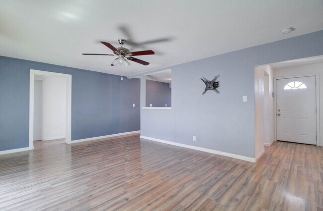 Building Photo - 5657 N 39th Ave