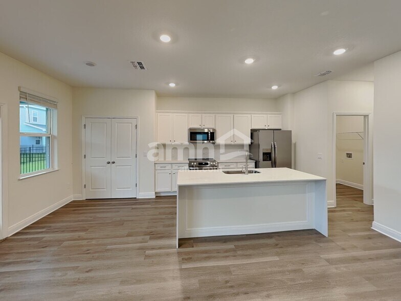 Building Photo - 5986 Pinewood Ests Dr