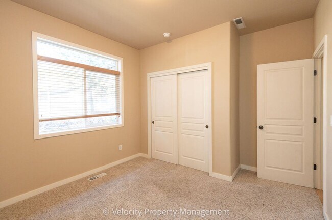 Building Photo - Single Level Home Near Rivers Edge Golf Course!