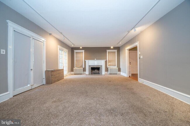 Building Photo - 709 E 20th St