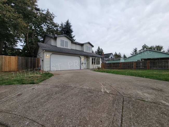 Building Photo - *1ST MONTH'S RENT FREE PROMO* SE Portland Home on A Cul-De-Sac with Garage, Yard, Fireplace and M...
