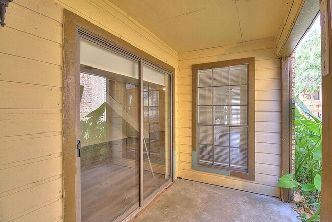 Building Photo - 2314 Capitan Dr