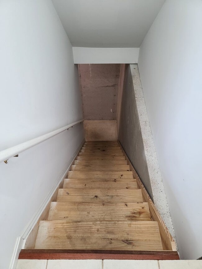 Building Photo - 3 Bedroom 2 1/2 bath end unit Townhome for Rent in Waynesboro