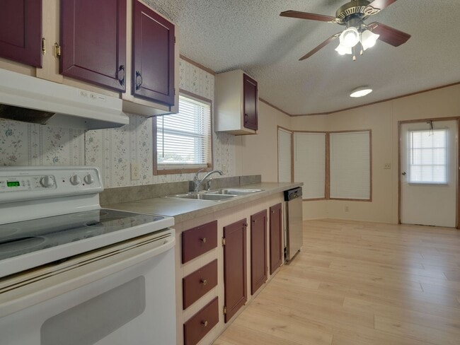 Building Photo - 3 Bedroom Single Family Home in Lady Lake