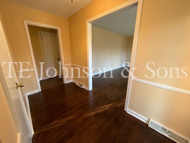 Building Photo - Spacious 4BR Home with Finished Basement, Screened Porch & Garage in Winston-Salem