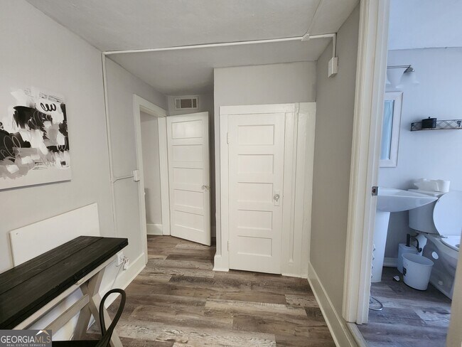 Building Photo - 917 Oakview Ave