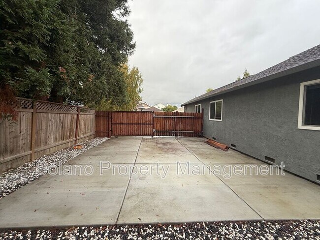 Building Photo - 921 Hickory Ave