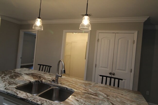 Building Photo - 3 Bedroom in Magnolia Gardens Available Now!