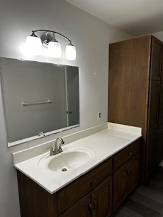 Building Photo - Newly Remodeled Home – Conveniently Located!