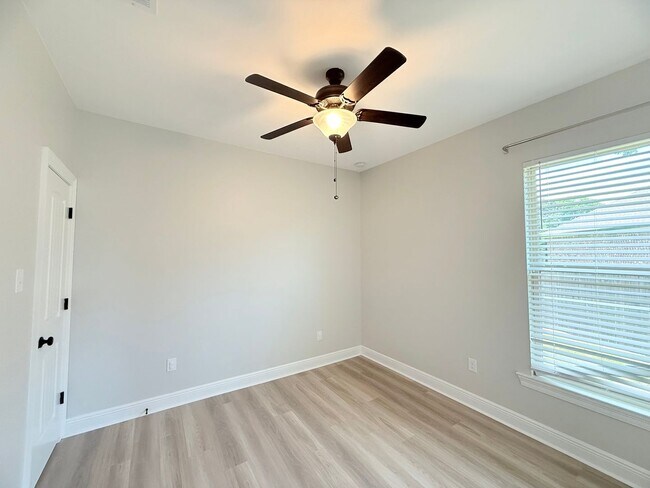 Building Photo - Modern 4 Bed/3 Bath - LVP Throughout