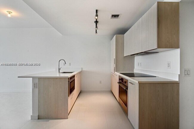 Building Photo - 501 NE 31st St