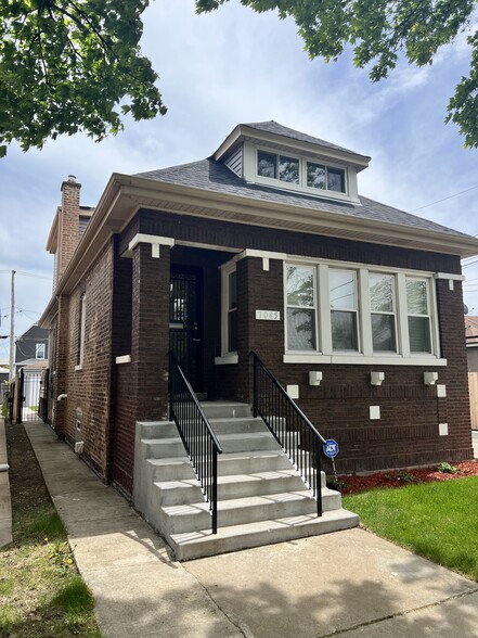 Building Photo - 7045 S Oakley Ave