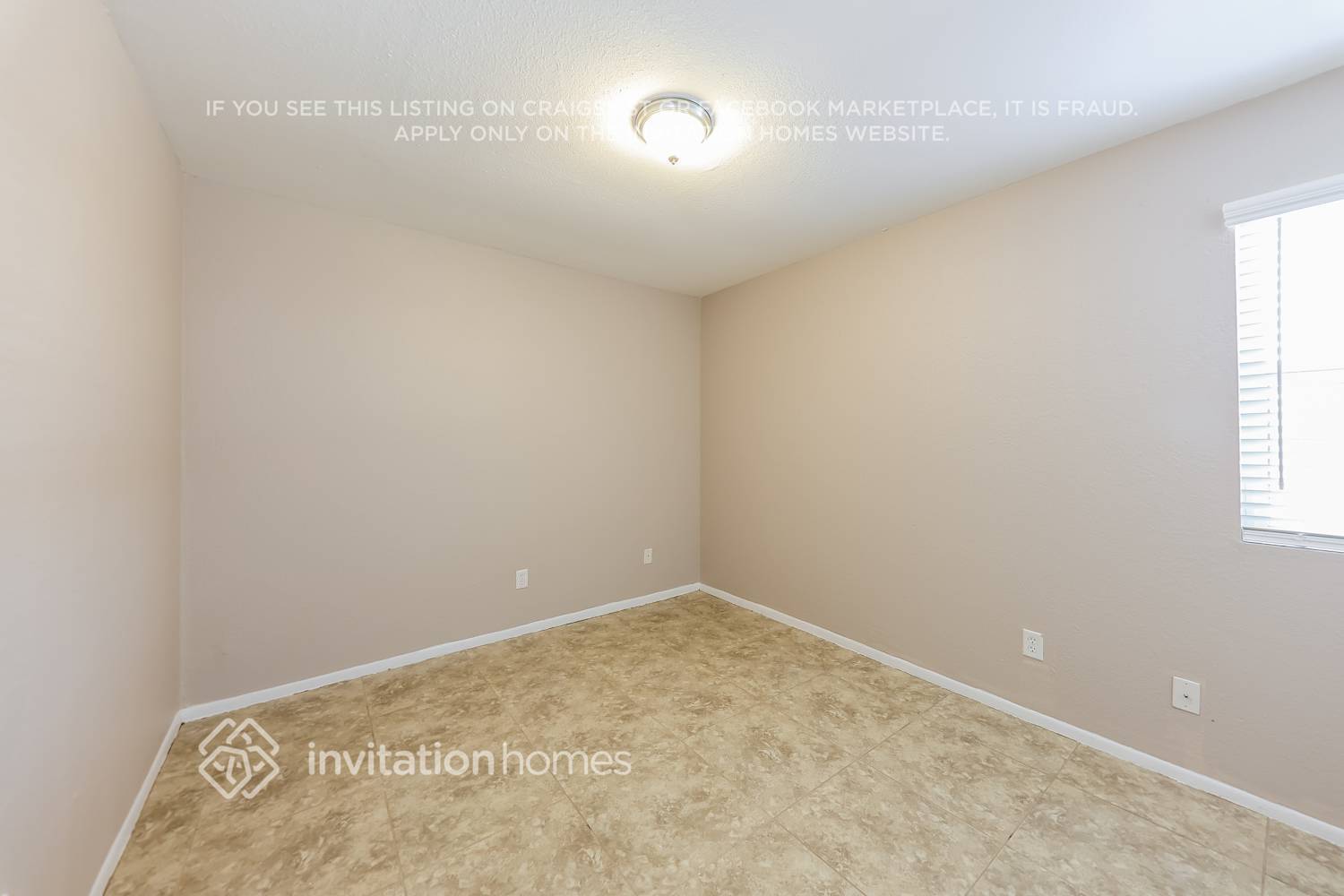 Building Photo - 2332 W Hartford Ave