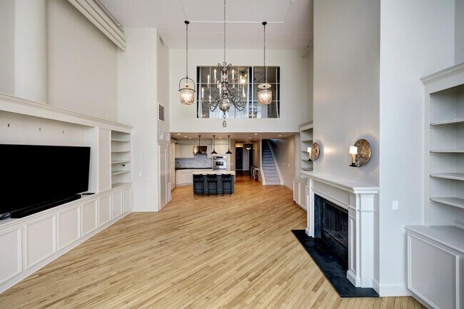 Building Photo - 1025 S Shepherd Dr