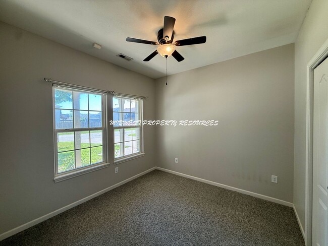 Building Photo - Beautiful 3 Bed, 2 Bath Ranch Home with Fireplace & Fenced Yard in Grandview!