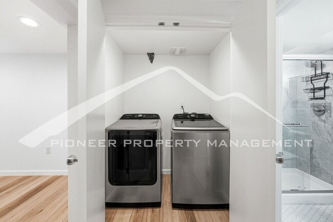 Building Photo - Spacious Home with Washer/Dryer and Central AC