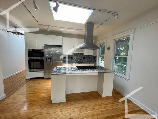 Building Photo - HOT CAMBRIDGE LISTING!!!!!