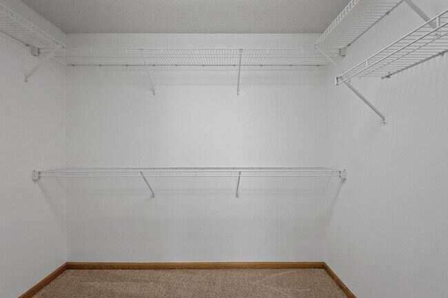 Building Photo - rare woodbury upgraded 3 bedroom end unit townhouse!! One level living!