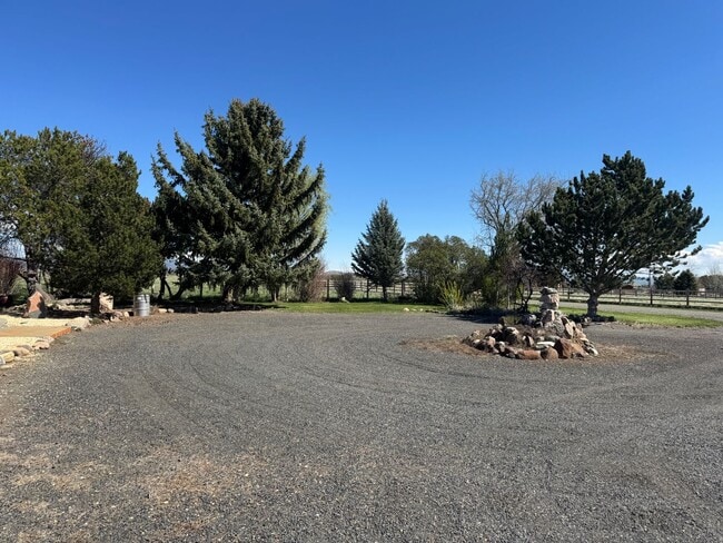 Building Photo - 3 Bedroom Home on Two Acres
