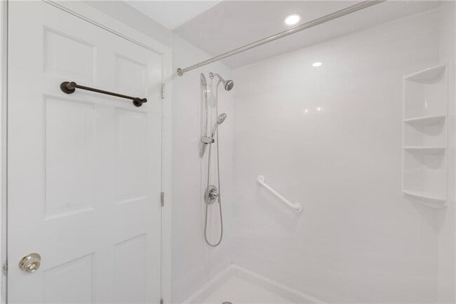 Building Photo - 4 Longmeadow Ave