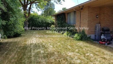 Building Photo - 3 bedroom home that is pet friendly! Available in May!