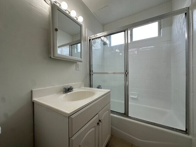 Building Photo - 21 Thornton Ave