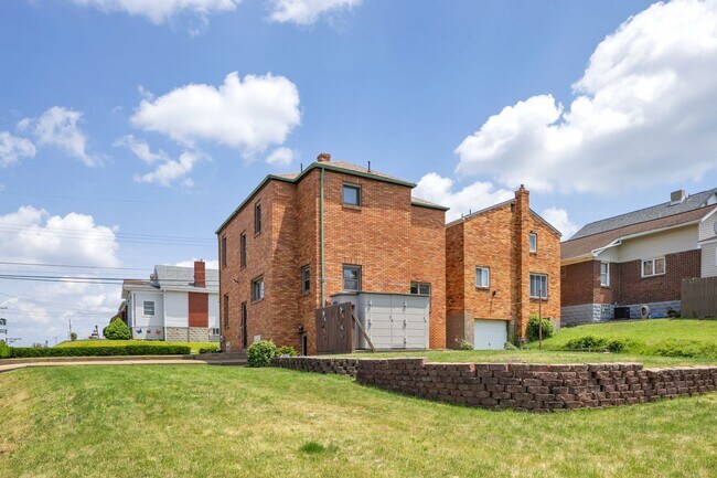 Building Photo - 1002 Fordham Ave