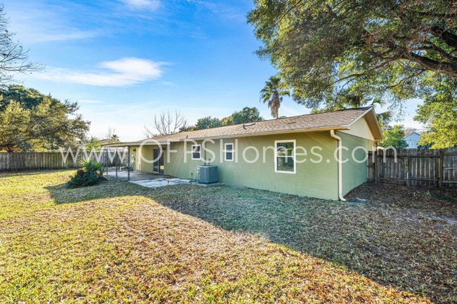 Building Photo - AVAILABLE NOW... 3/2 in Destin!!