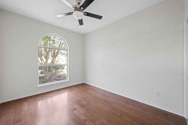 Building Photo - 123 Club Dr