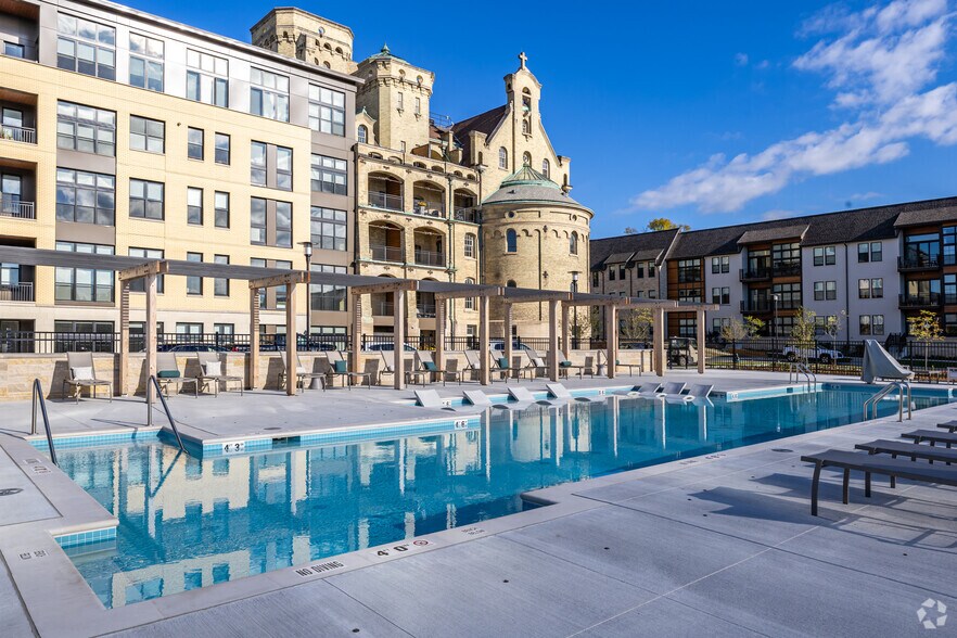 Primary Photo - Caroline Heights Apartments