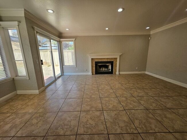 Building Photo - New Listing!