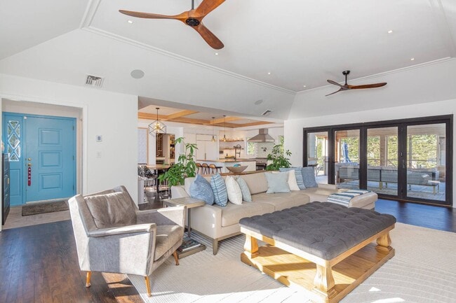 Building Photo - 89 Pantigo Rd