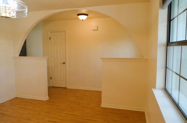 Building Photo - Country setting... on 2.69 acres!