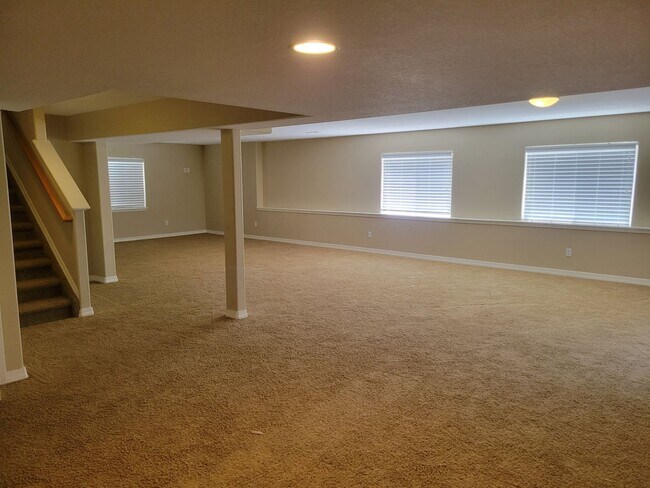 Building Photo - 4 Bed 3 Bath home with A/C and a gas fireplace, Available 5/8! - MileStone Real Estate Services