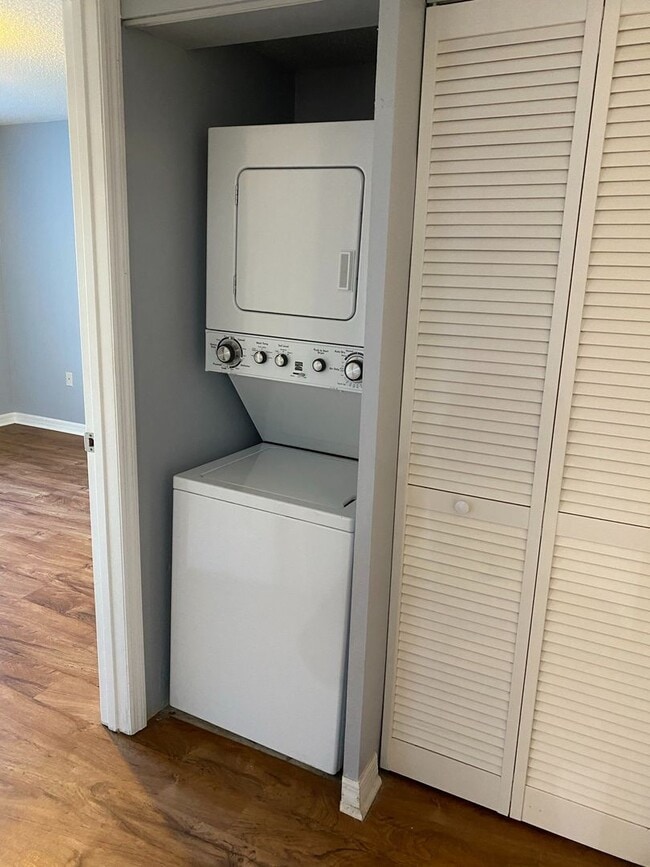 Building Photo - Updated 2/2 in the heart of Brandon