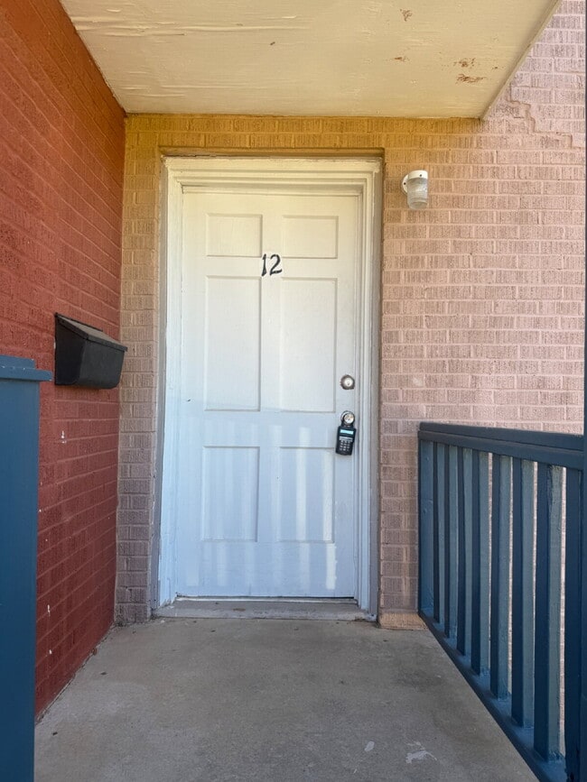Building Photo - 2-Bedroom Townhome with Wood Floors