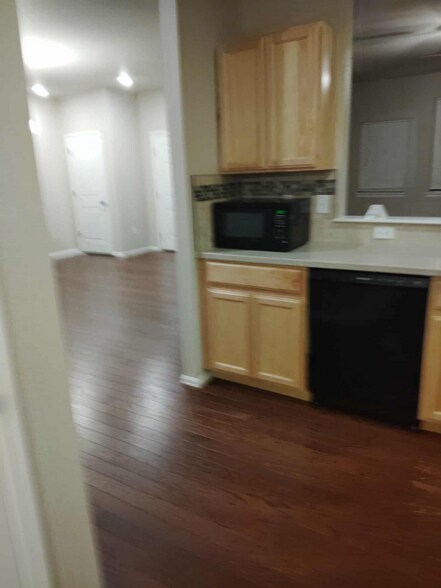 Building Photo - 704 Finch Dr