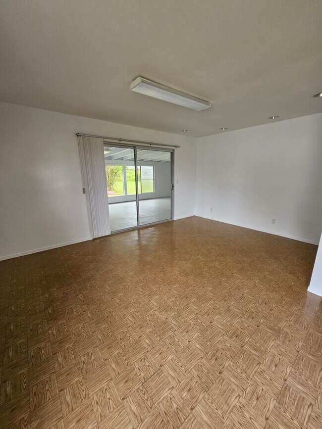 Building Photo - Beautiful 4 Bedroom 2 Bath House